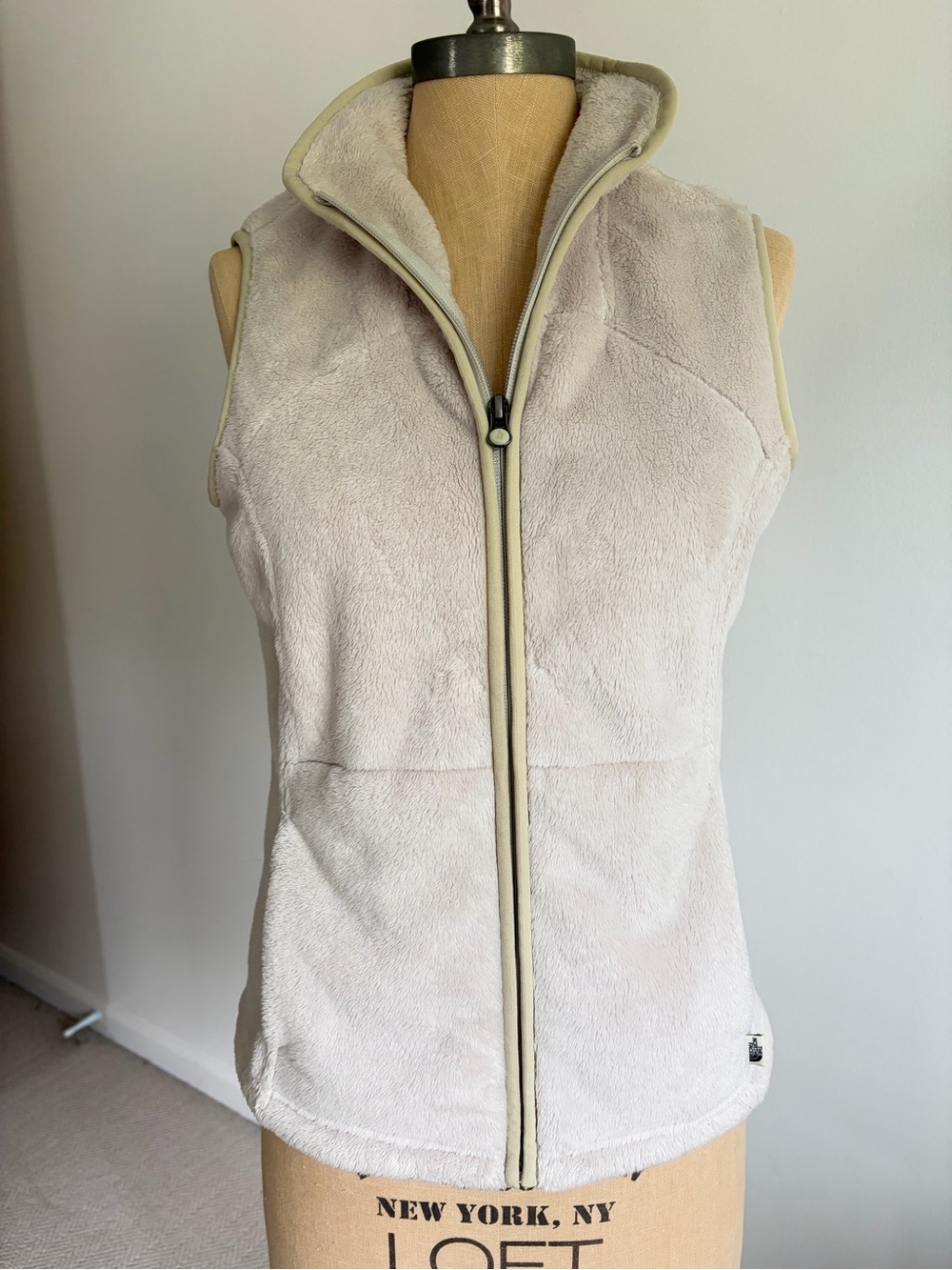 THE NORTH FAVE Women's Cream Fleece Zip-Front Vest